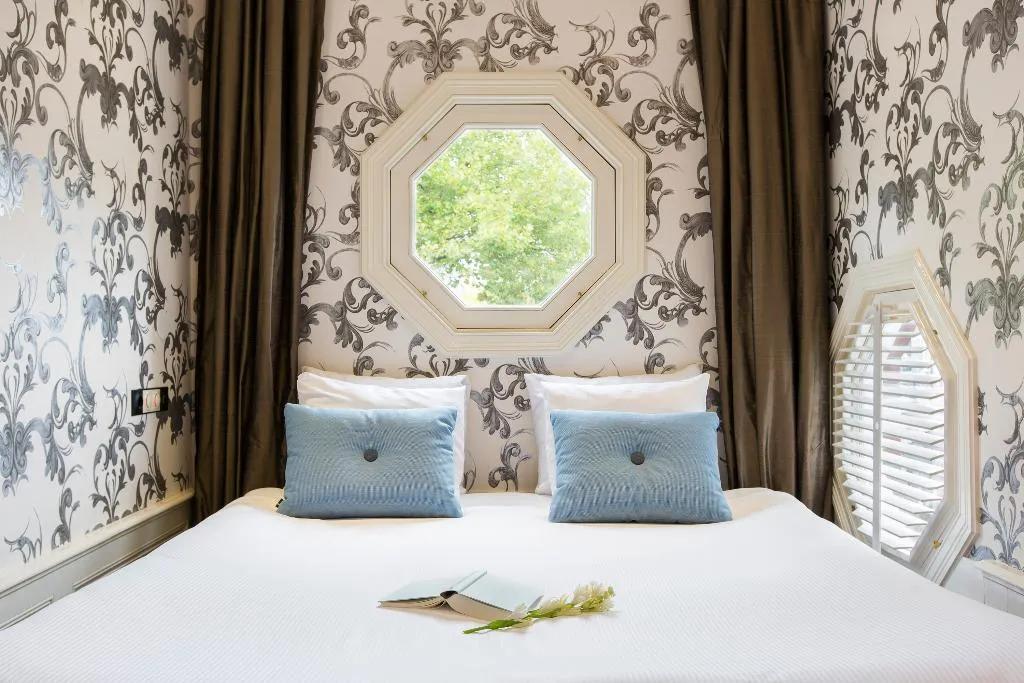 DOUBLE CANAL VIEW Room, Amsterdam Canal Hotel, Amsterdam