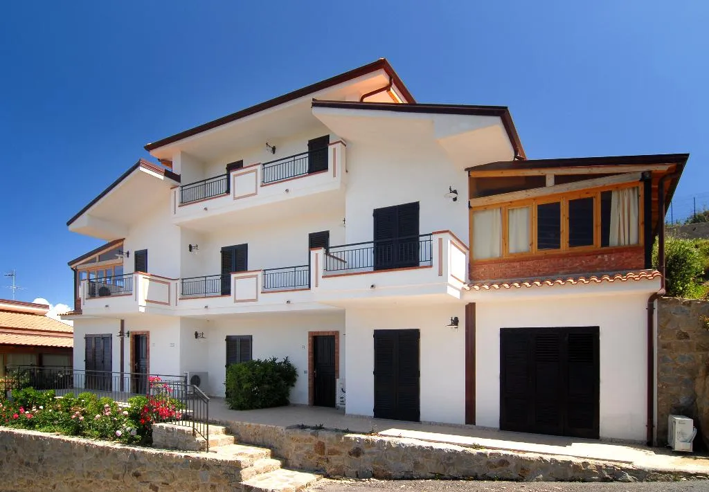 APARTMENT TWO BEDROOMS WITH TERRACE Room, Residence Galati, Catania