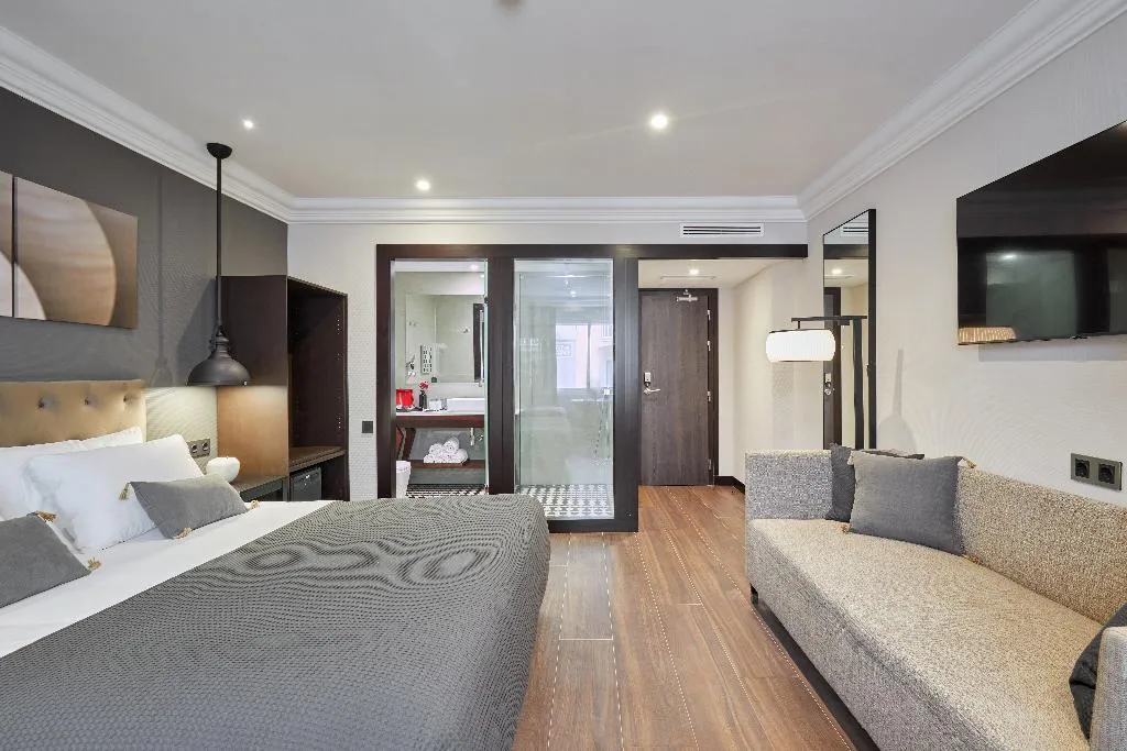 TRIPLE STANDARD Room, Hotel Cortes Rambla, Barcelona