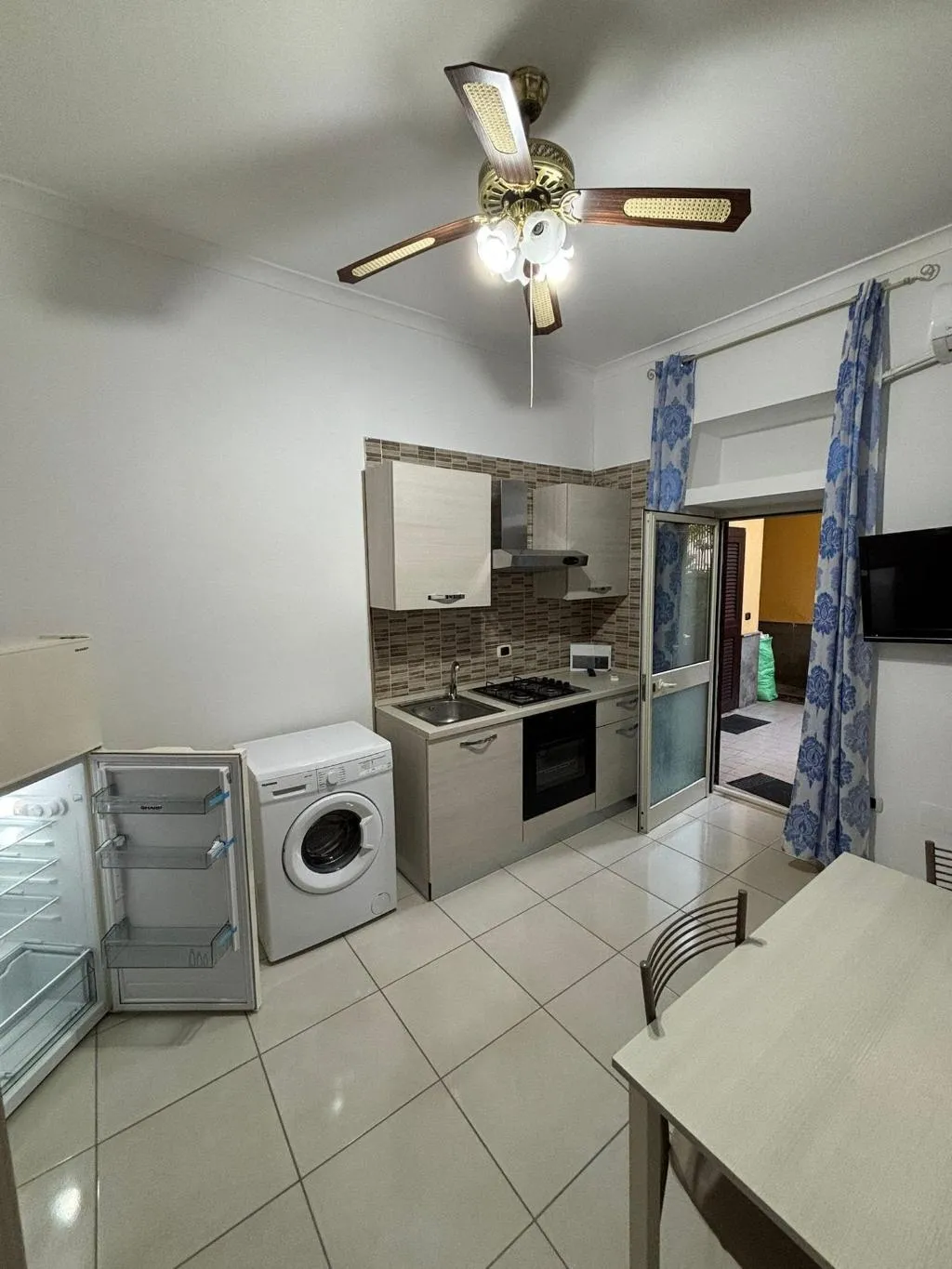 Room, Home To Fly, Naples