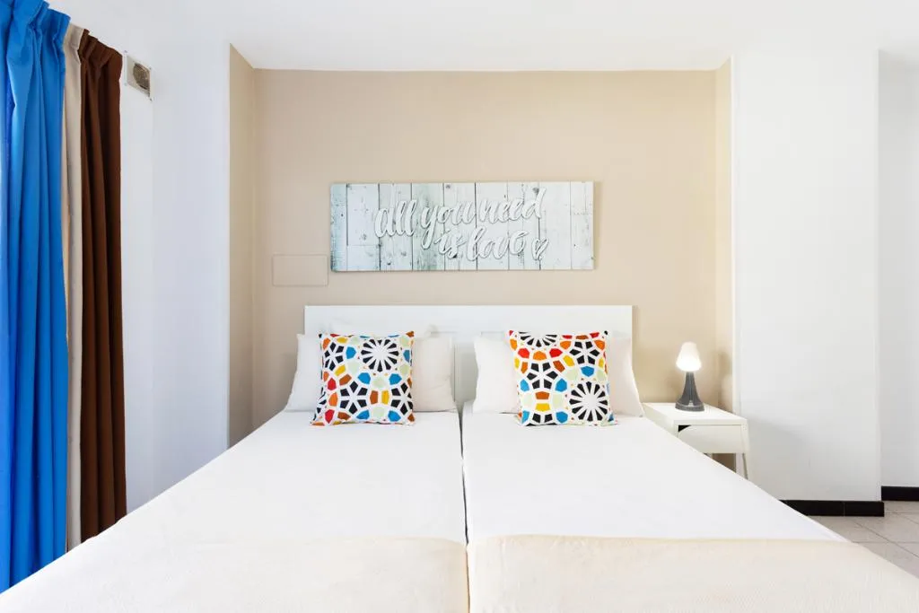 Room, Comodoro, Tenerife