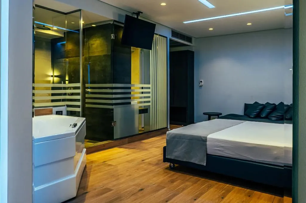 SUITE WITH JACUZZI Room, Pines, Athens