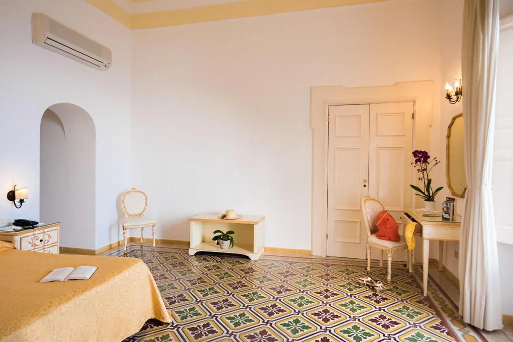 Room, California, Naples