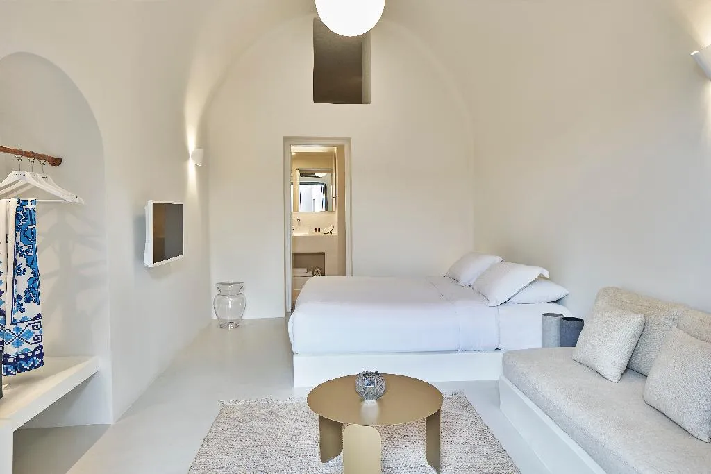 SUITE WITH JACUZZI Room, Old Castle Oia by Mr and Mrs White, Santorini