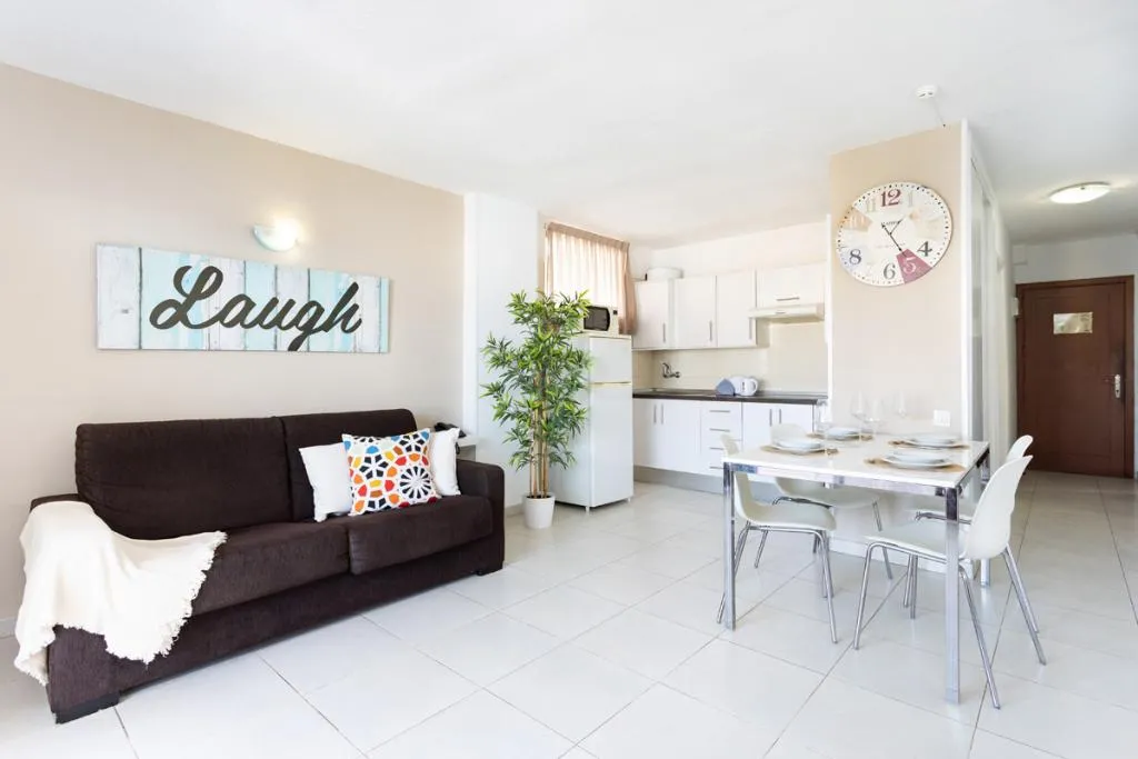 Room, Comodoro, Tenerife