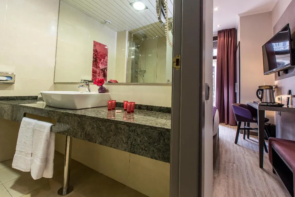 SINGLE COMFORT Room, Leonardo Hotel Las Ramblas, Barcelona