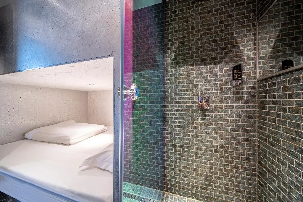 DOUBLE STANDARD Room, Diamond Capsule Hotel Amsterdam South, Amsterdam