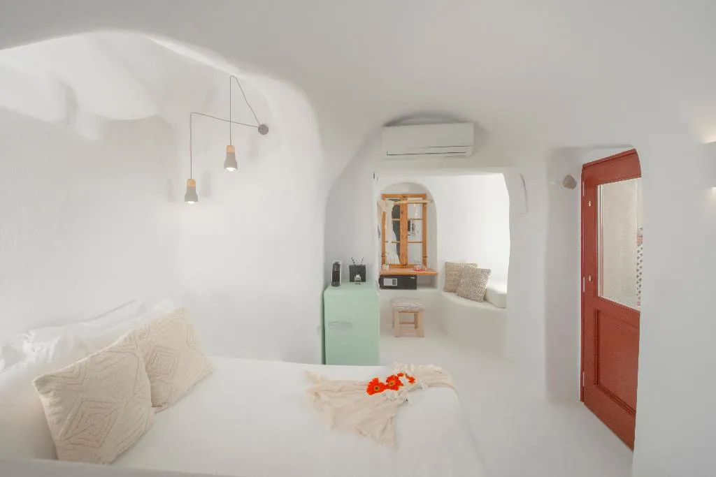 JUNIOR SUITE WITH JACUZZI Room, Nano Suites, Santorini