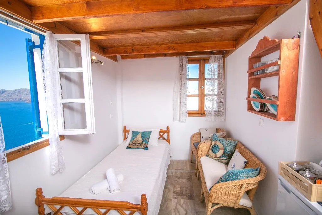 TRIPLE WITH VIEWS Room, Stelios Rooms Golden View, Santorini