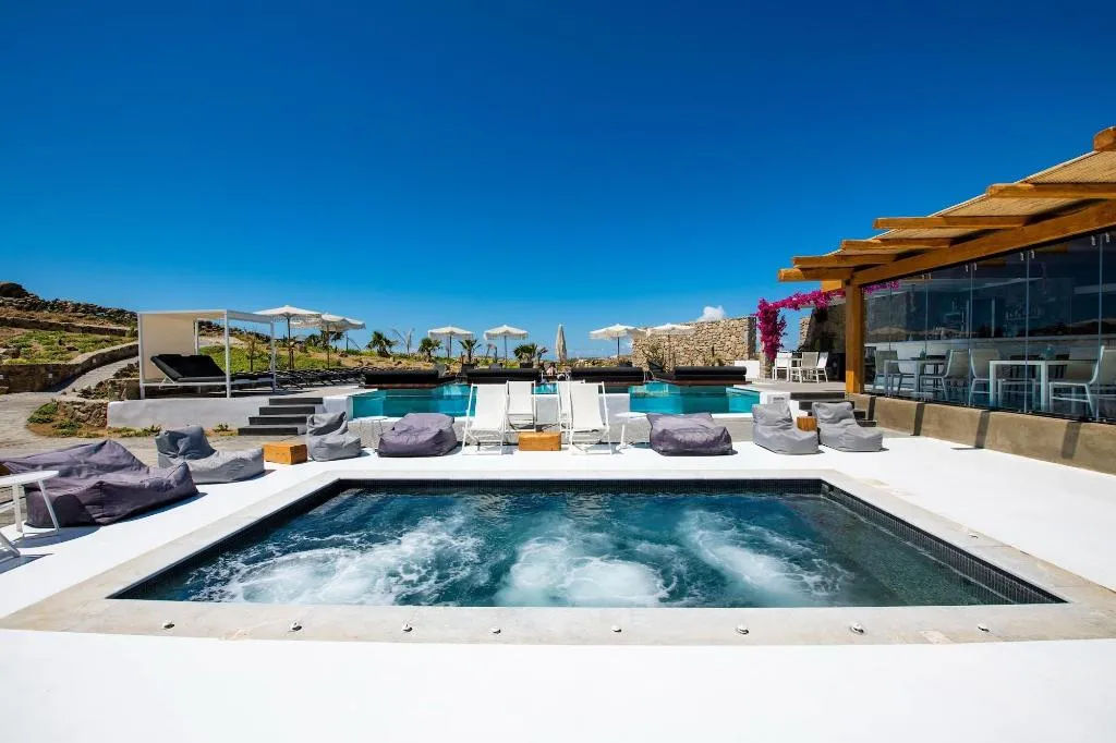 Sports and Entertainment, Bianco A Nero, Mykonos