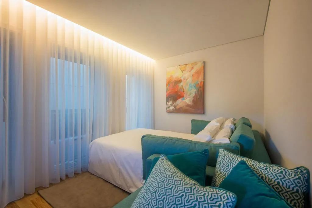 Room, Domum, Porto