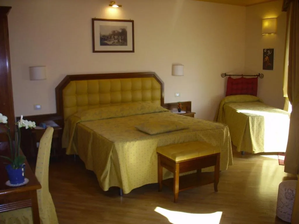 Room, B&B Chiara e Benedetta (La villa degli Ulivi), Perugia