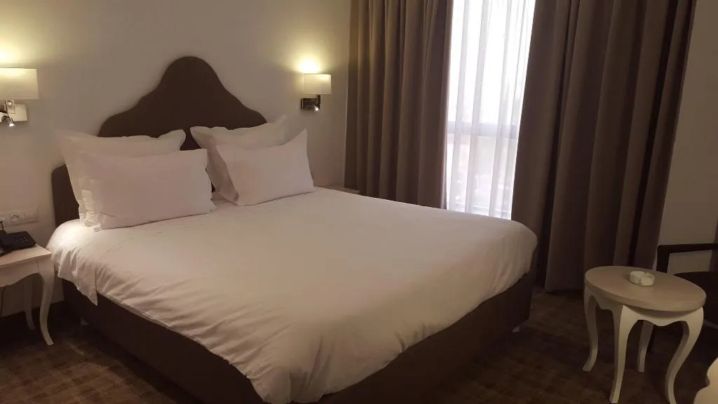 Room, Lac Leman, Tunisia