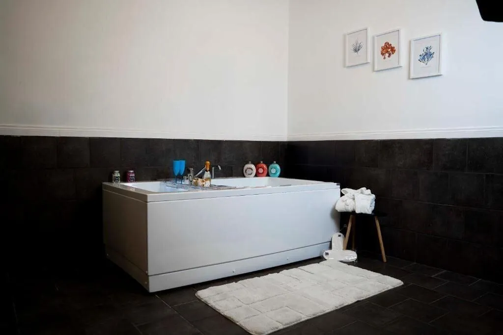 Room, Yacht Club Angioino, Naples