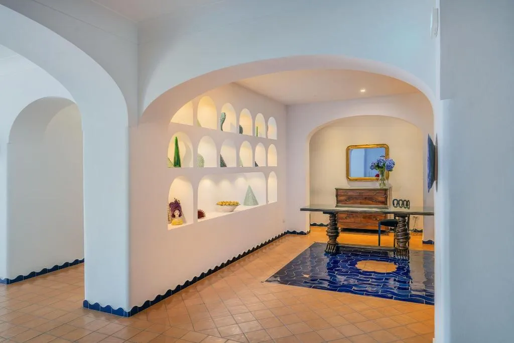 Lobby, Le Terrazze, Naples