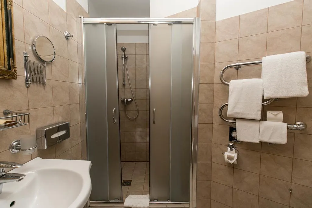 Room, Justus, Riga