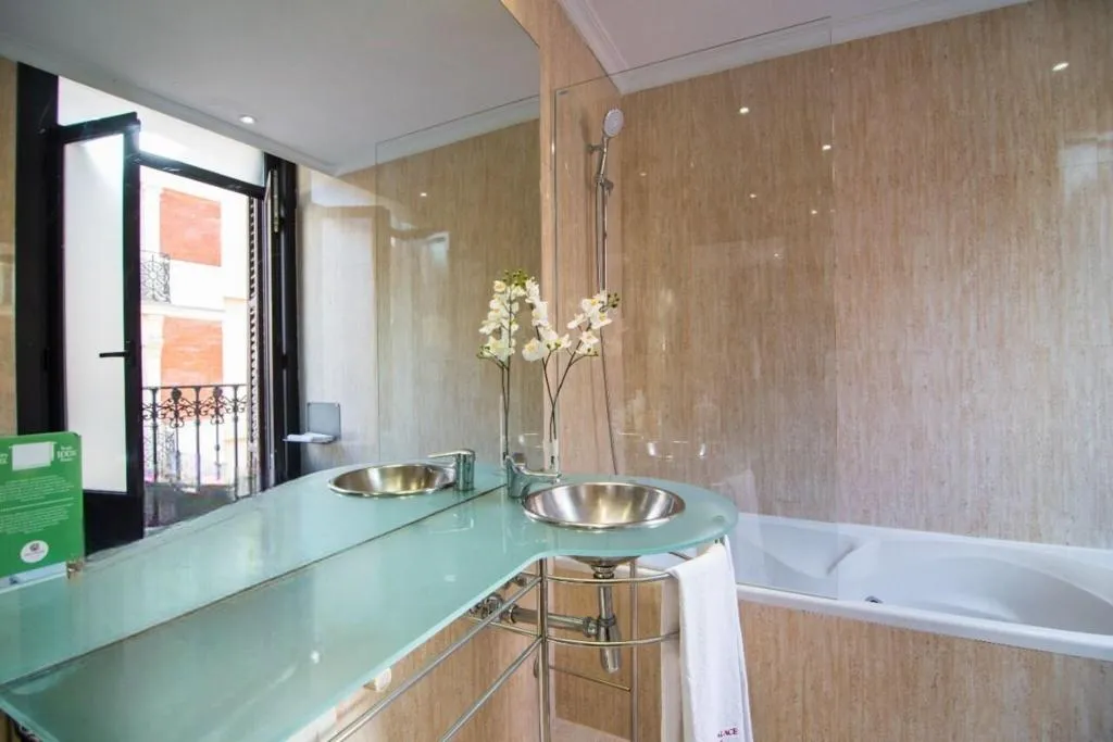 QUADRUPLE SUPERIOR Room, Petit Palace Preciados, Madrid