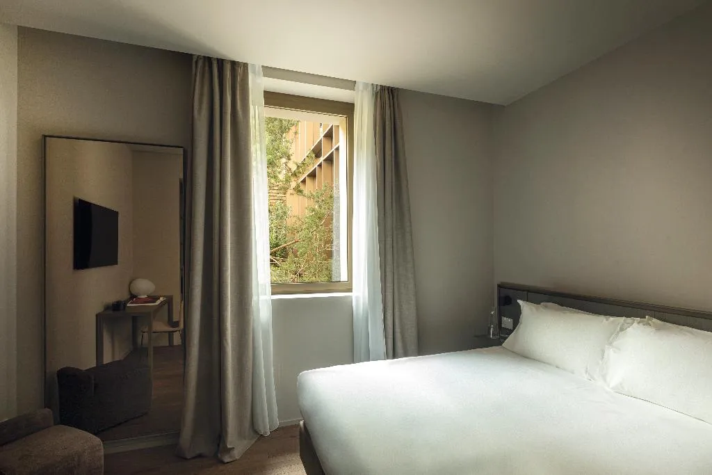 Double or Twin ONE BED Room, Promessi Sposi, Milan