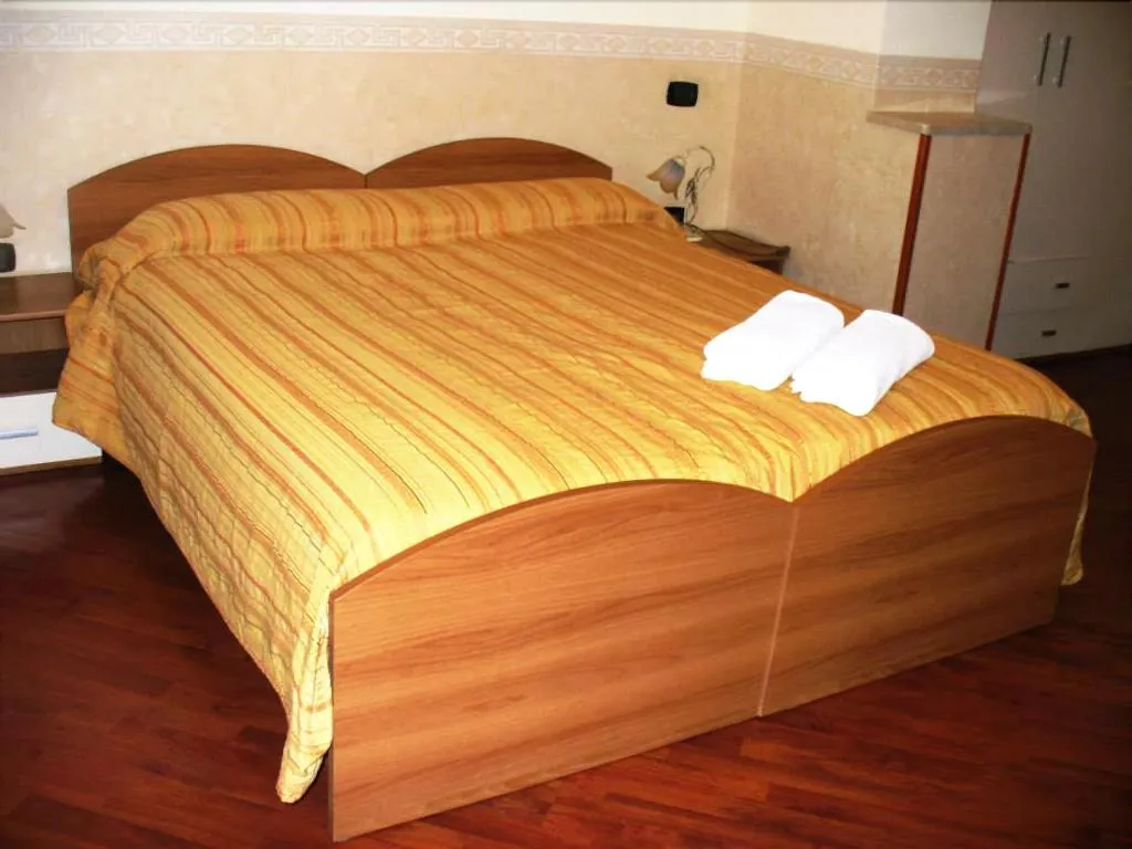 Room, Bed And Breakfast Medea, Naples