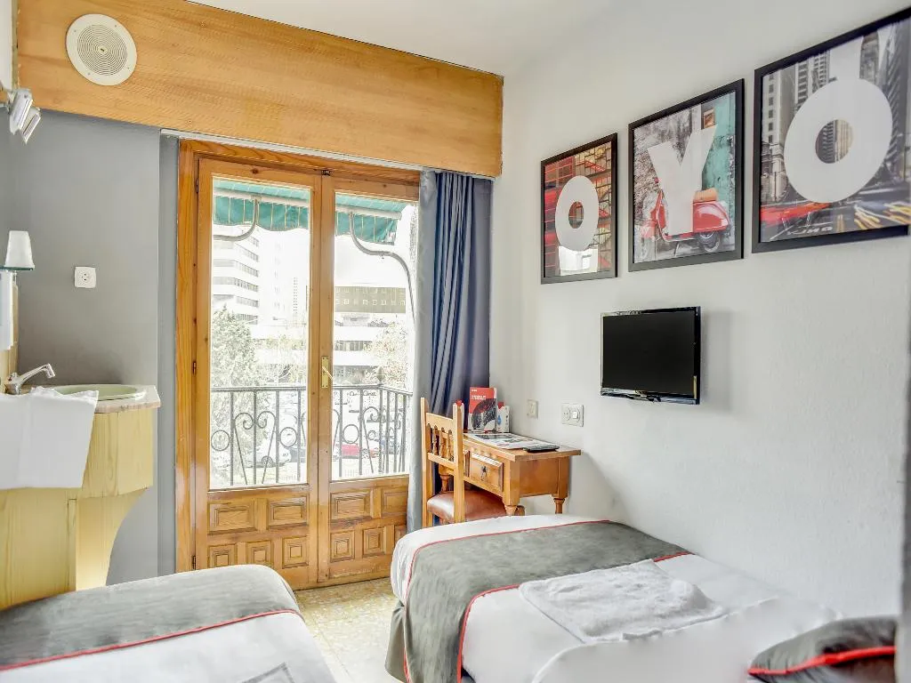 TWIN WITH SHARED BATHROOM Room, Hostal Carabanchel, Madrid