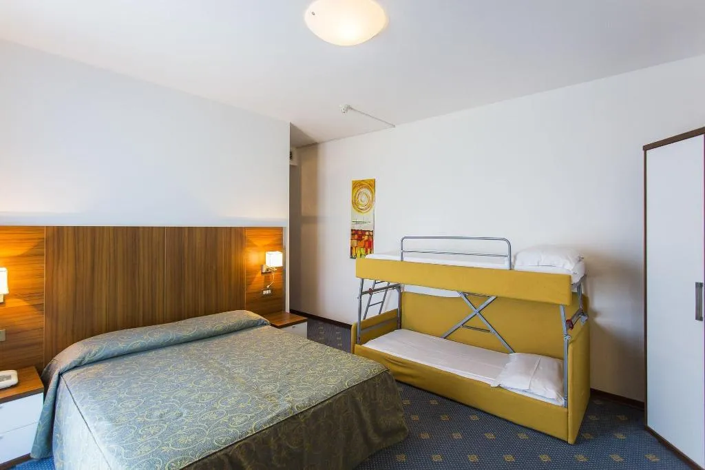 Room, Touring, Venice