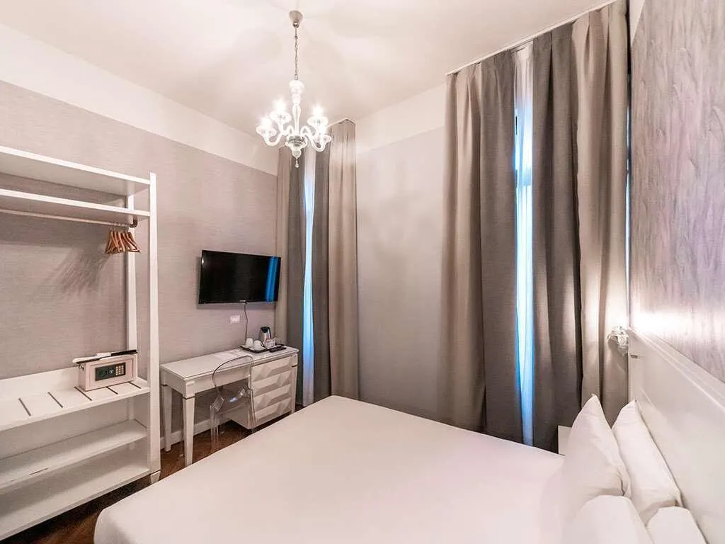 Room, Sonder Salute Palace, Venice