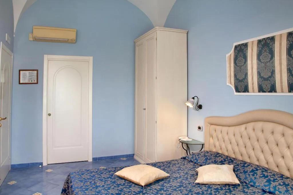 Room, L'Antico Convitto, Naples