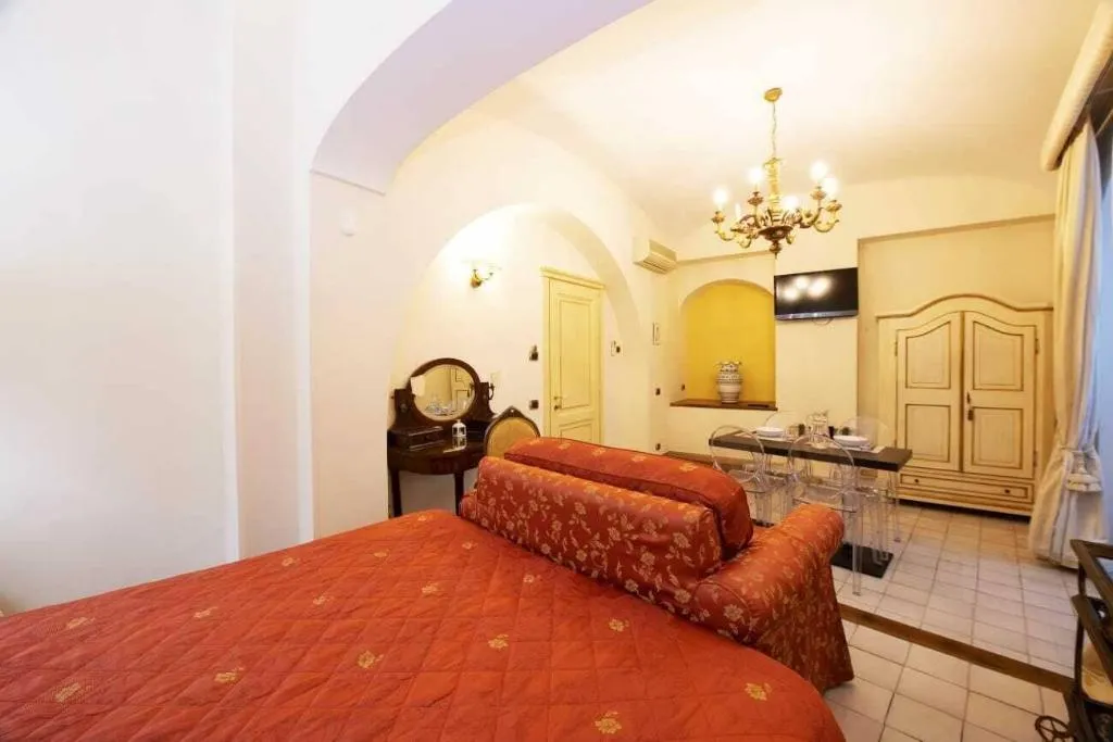 Room, Residenza Del Duca, Naples