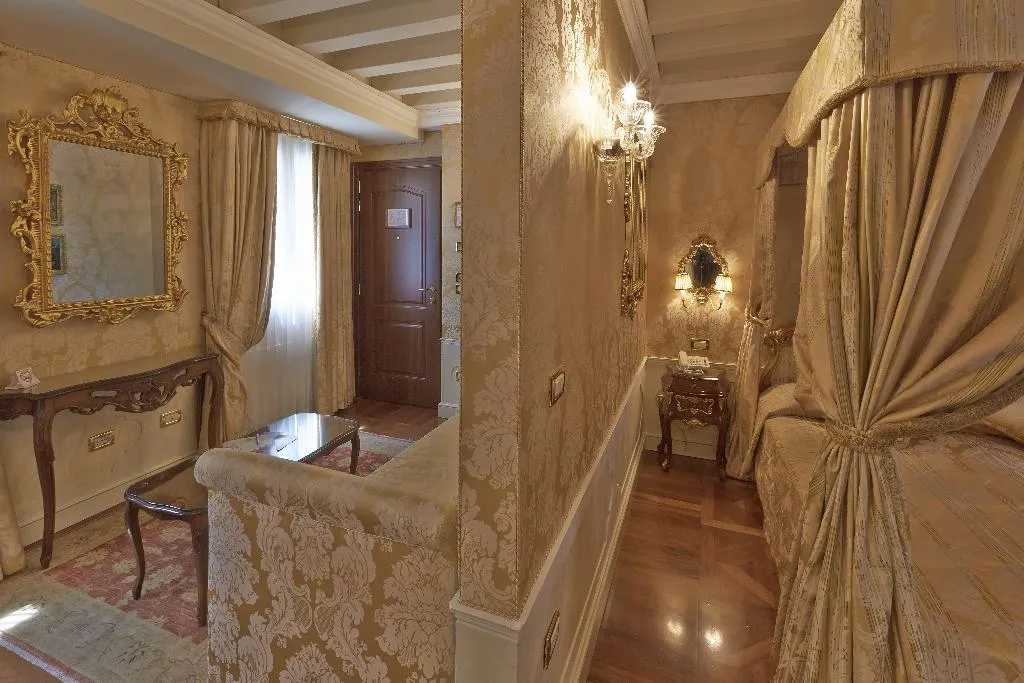JUNIOR SUITE CAPACITY 4 Room, Canal Grande, Venice
