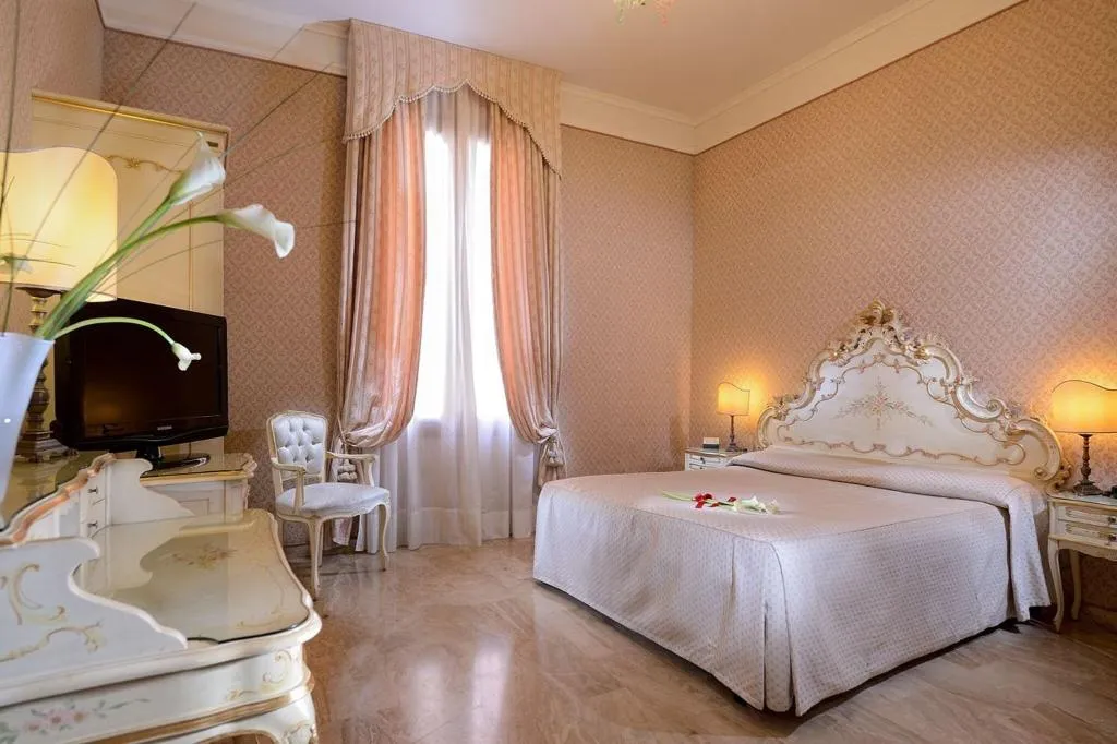 TRIPLE CLASSIC Room, Canaletto, Venice
