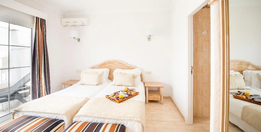 APARTMENT CAPACITY 6 TWO BEDROOMS Room, Ona Village Cala d'Or, Majorca