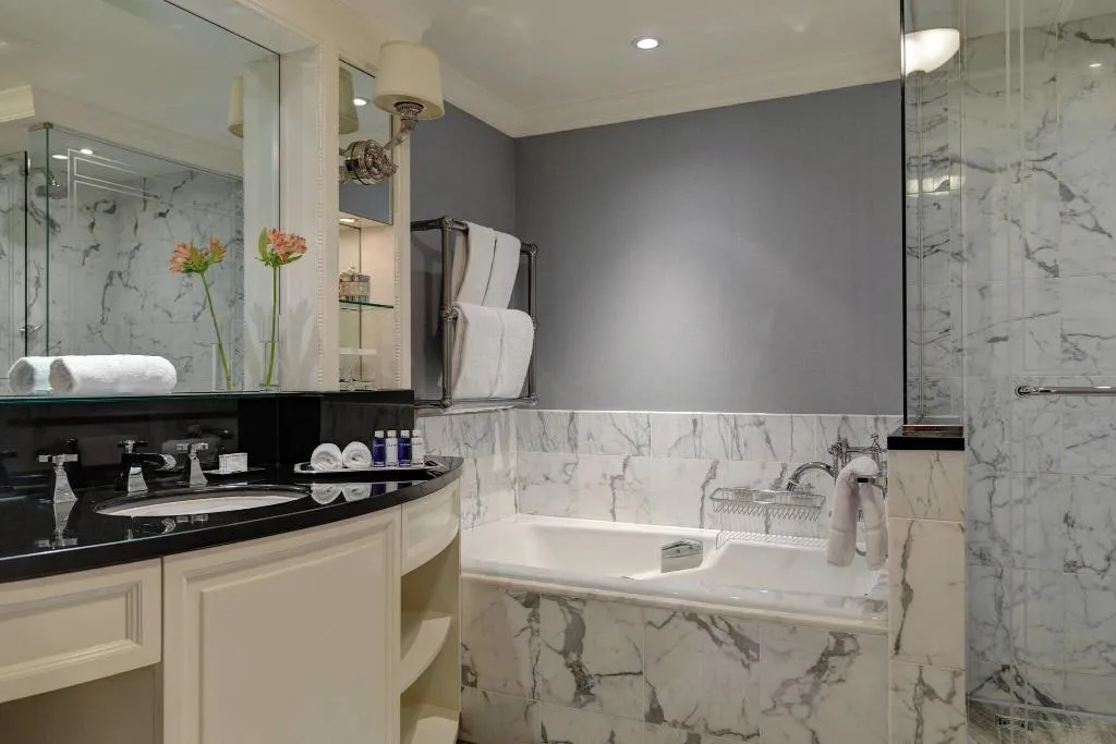 DOUBLE PREMIUM KING BED Room, The Shelbourne, Autograph Collection, Dublin