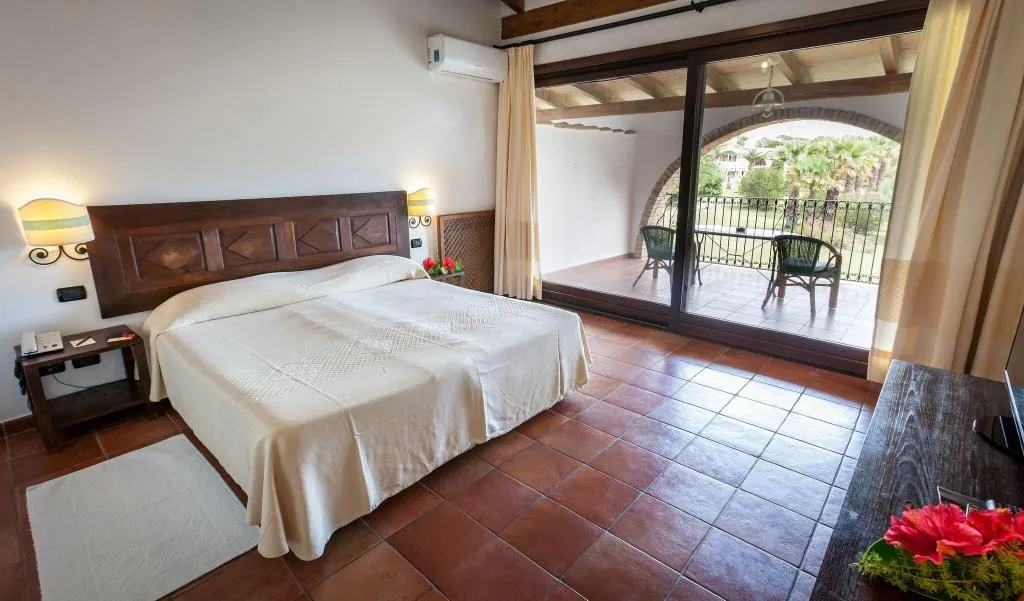 TRIPLE SUPERIOR WITH DOUBLE BED Room, Costa Dei Fiori, Cagliari
