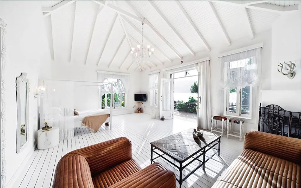 Room, Sabrina's Haus, Dalaman