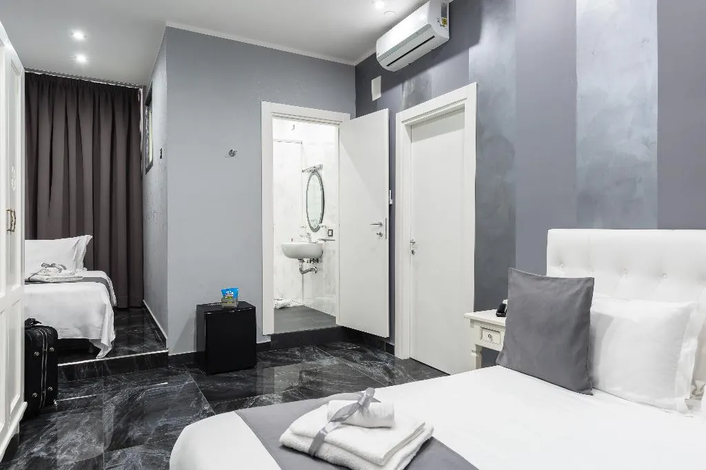 TRIPLE STANDARD Room, Hotel Palace Napoli, Naples