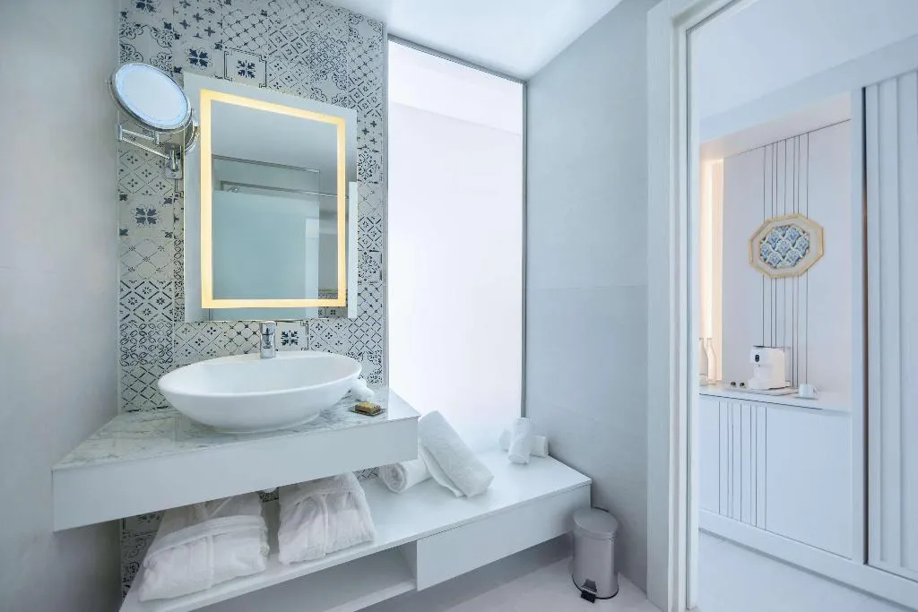 SUITE DELUXE SEA FRONT Room, Hilton Skanes Monastir Beach Resort, Tunisia