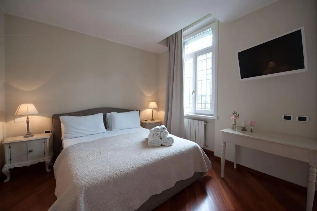Room, Thea Monza, Milan