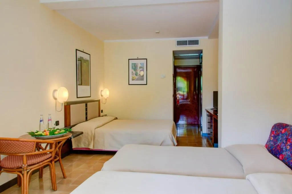 QUADRUPLE DELUXE Room, Caesar Palace, Catania