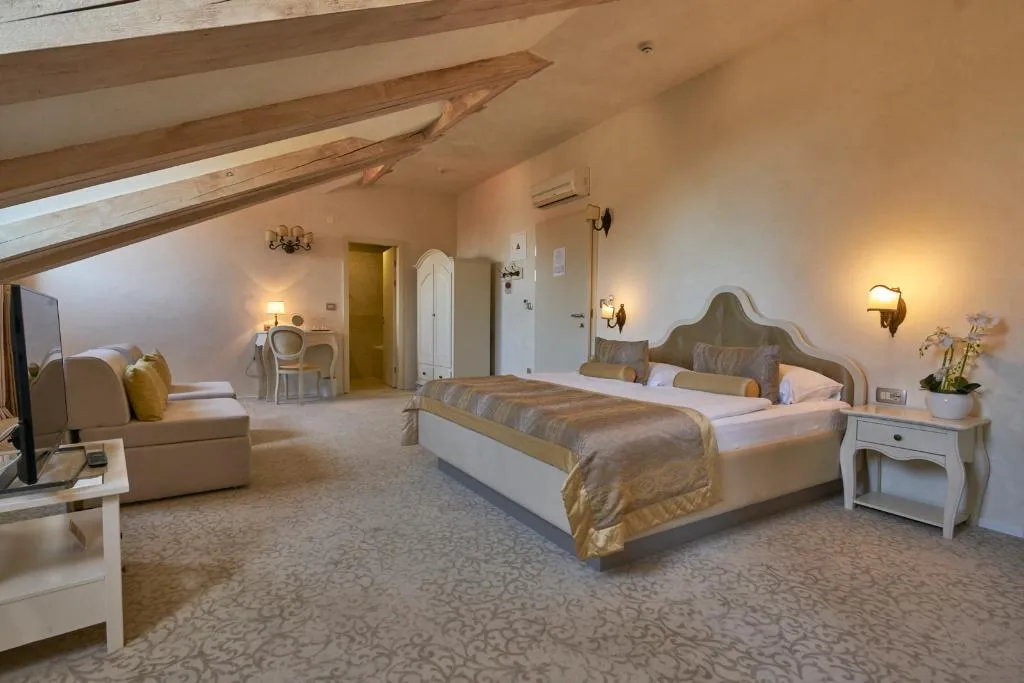 SUITE DELUXE ONE BED Room, Heritage Hotel Life Palace, Split