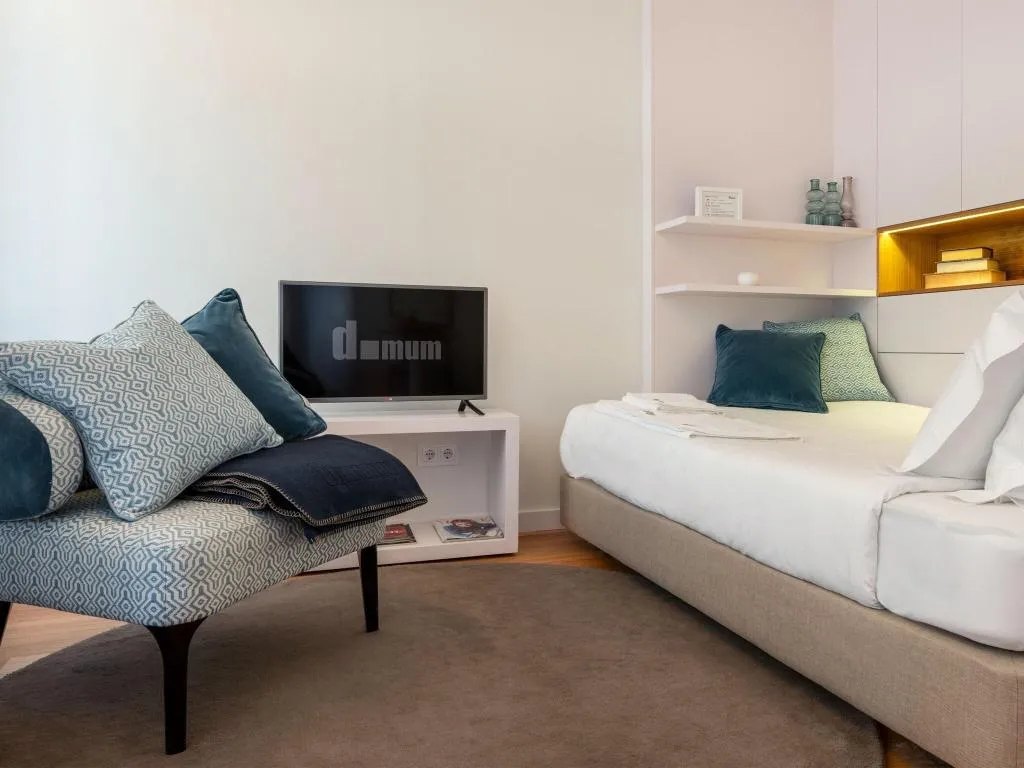 Room, Domum, Porto