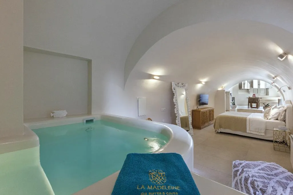 SUITE DELUXE KING BED Room, La Madeleine Oia, Santorini
