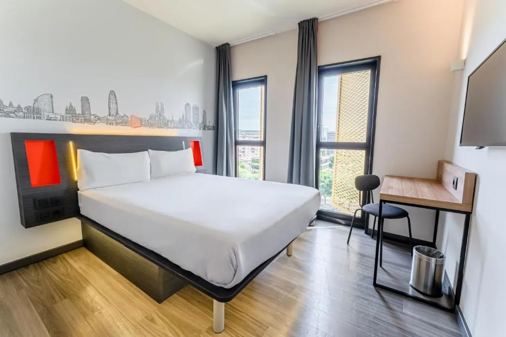 DOUBLE SUPERIOR Room, easyHotel Barcelona Fira, Barcelona