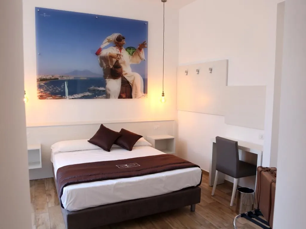 DOUBLE DELUXE ONE BED Room, DIMORA DIAMANTE room&breakfast, Naples