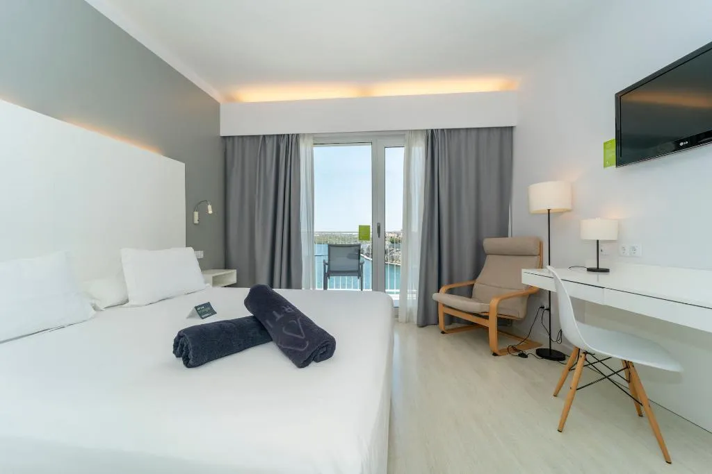 Room, ARTIEM Carlos, Menorca