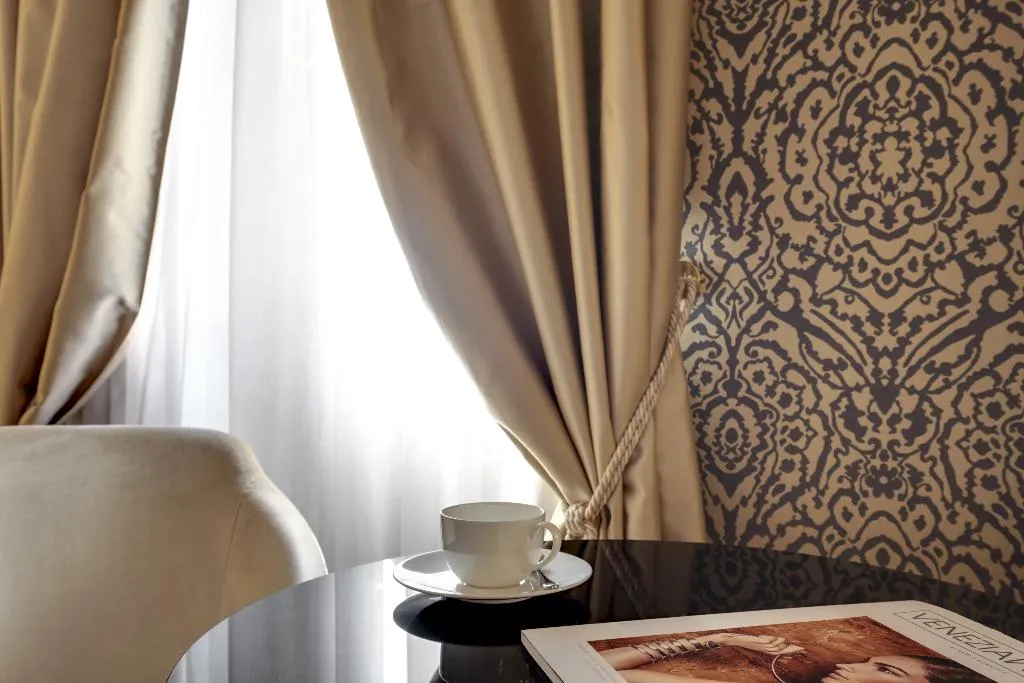 JUNIOR SUITE STANDARD Room, Dona Palace, Venice