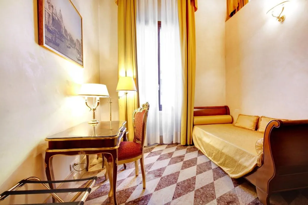 SUITE KING SIZE BED Room, Dona Palace, Venice