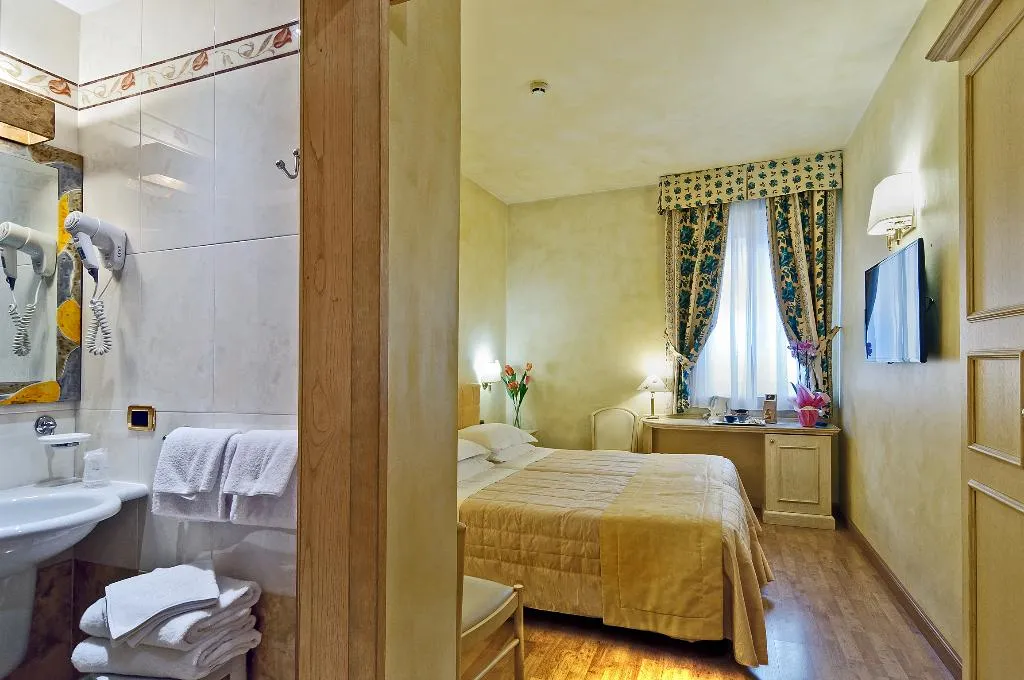 TRIPLE STANDARD Room, Alba Palace, Florence