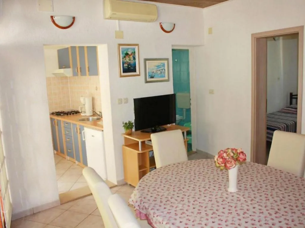 APARTMENT CAPACITY 5 Room, Olga, Split