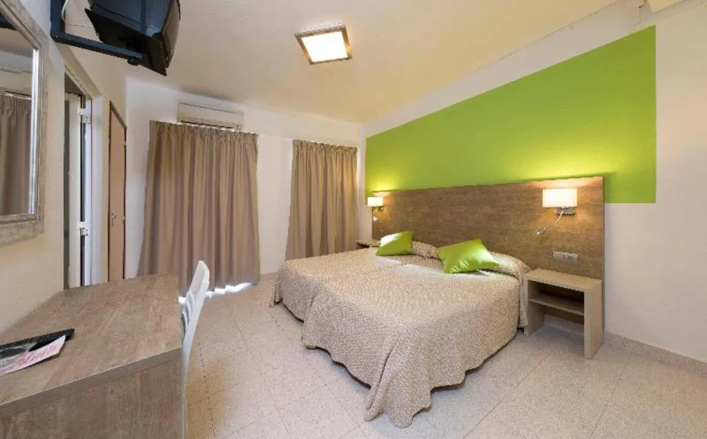 TRIPLE WITH BALCONY Room, Hostal Mari, Ibiza
