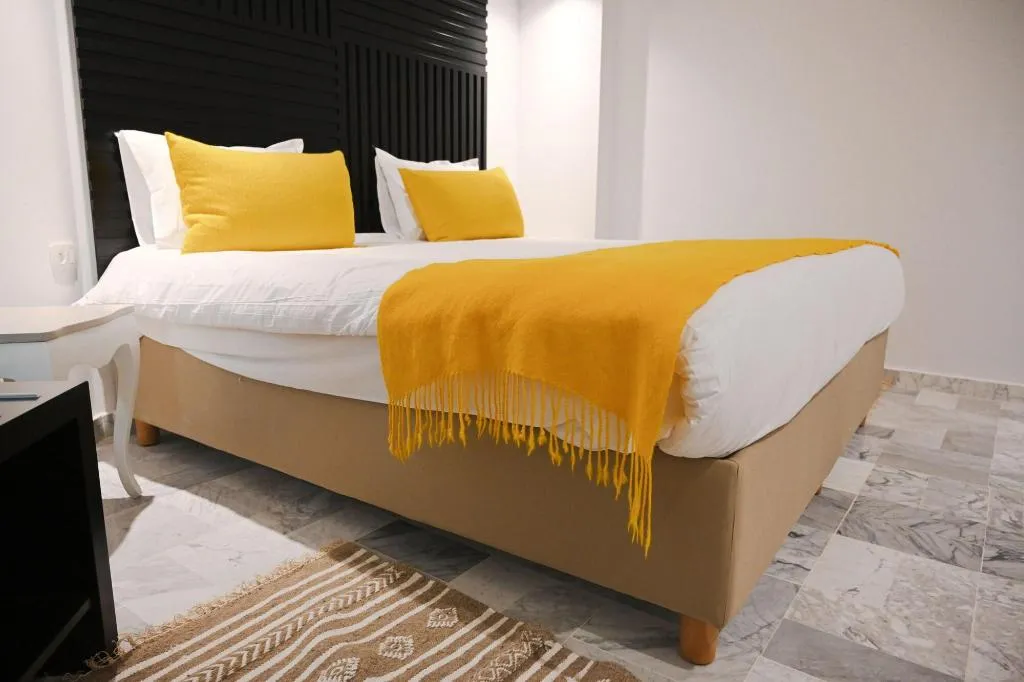 Room, Lac Leman, Tunisia